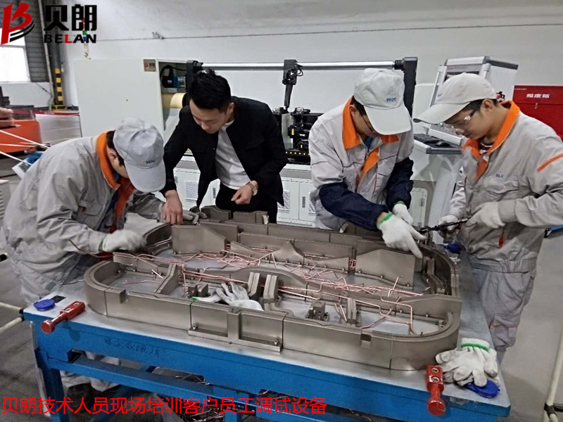 貝朗技術人員培訓客戶員工調（diào）試雙頭線材成型機設備