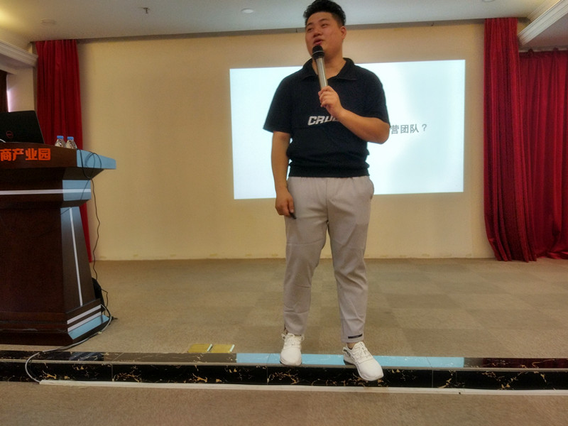 周末，貝朗鋼線成型機廠家員（yuán）工與您相約聚大電商產業園