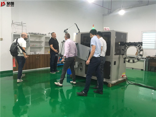 看，又有外國客戶參觀貝（bèi）朗鋼絲鐵絲折彎機