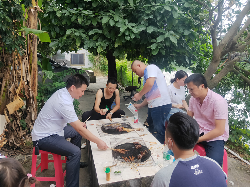 重陽節，貝朗金屬（shǔ）成型（xíng）機械廠家員工相約戶（hù）外燒烤