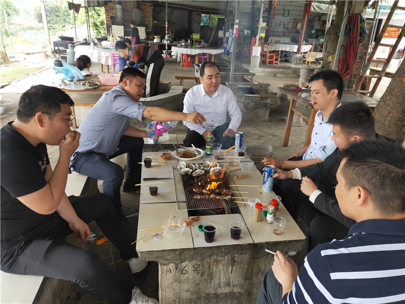 貝朗鐵線折彎（wān）機廠家相約戶外燒烤